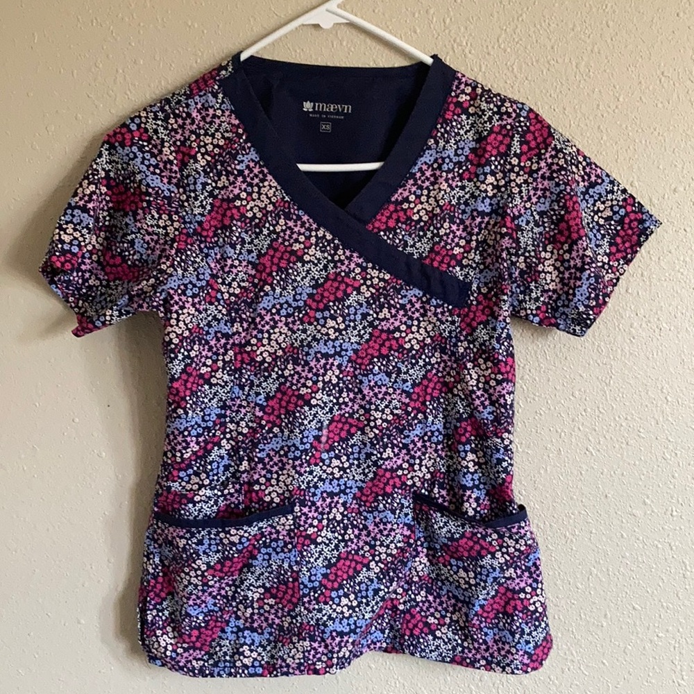 Maevn women’s scrub top in XS with three pockets